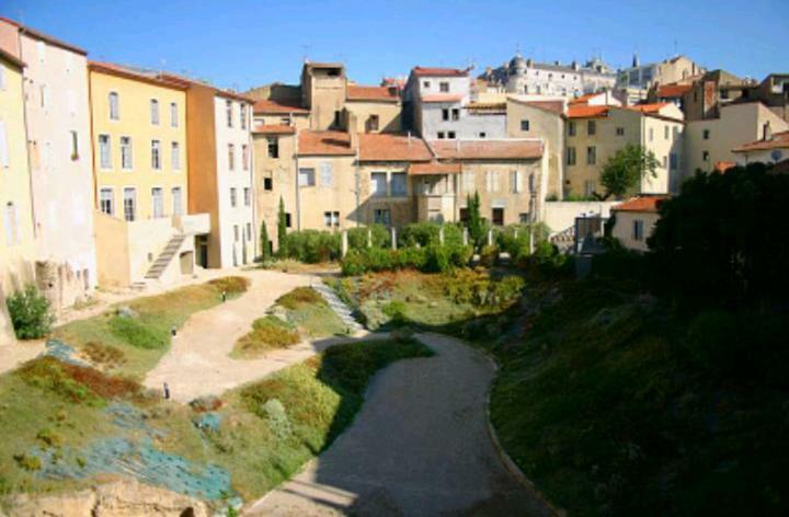 Апартаменты Le Petit Nid Des Arenes Безье Экстерьер фото